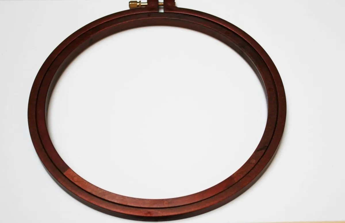 Nurge Wood Effect Plastic Embroidery Hoop with Screw